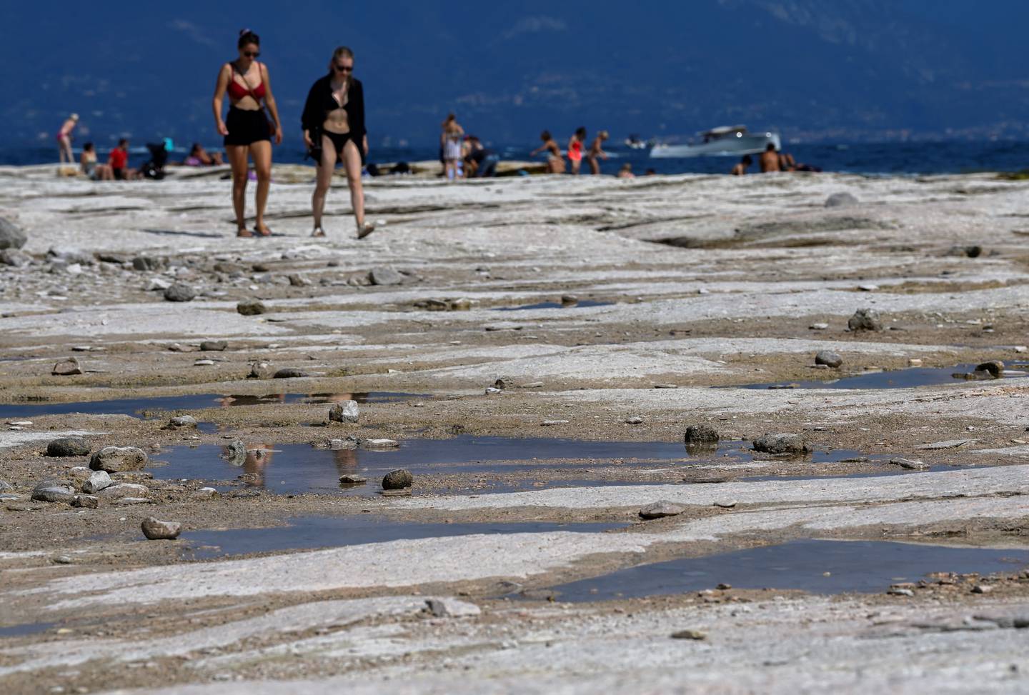 I Gardasjøen i Italia er vannstanden så lav at folk kan gå på det som normalt er undervannssteiner. Nord-Italia opplever den verste tørken på 70 år.