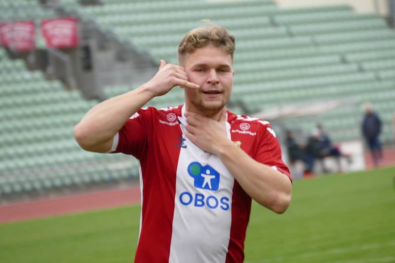 August Randers feiret 4-0-målet ved å ringe 2. divisjon.