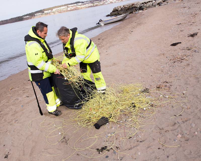 Roy Roos og Freddy Rinden fra nå anmeldte Moss Havn med sprengtrådsøppel som fulgte med steinmasser i fjorden. Fylkesmannen i Buskerud stanset Drammen Havns utfylling i april og har ikke avgjort om de vil anmelde.