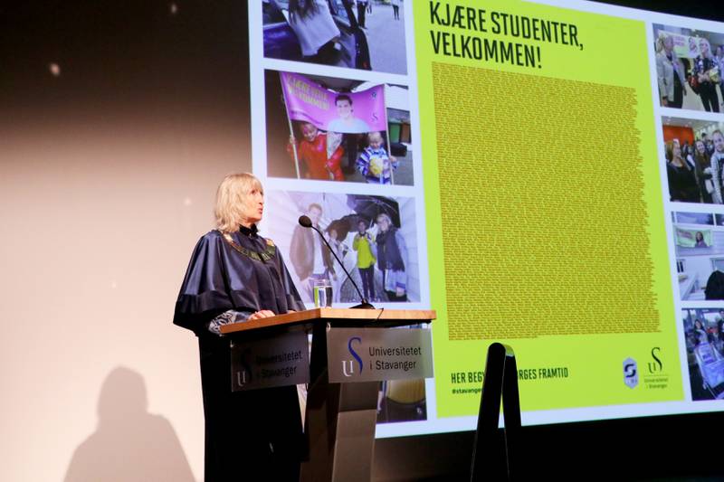 Rektor Marit Boyesen ønsket alle 4000 nye studenter velkommen til UiS med denne plakaten der alle navnene på de nye studentene sto. Foto: Pål Karstensen.