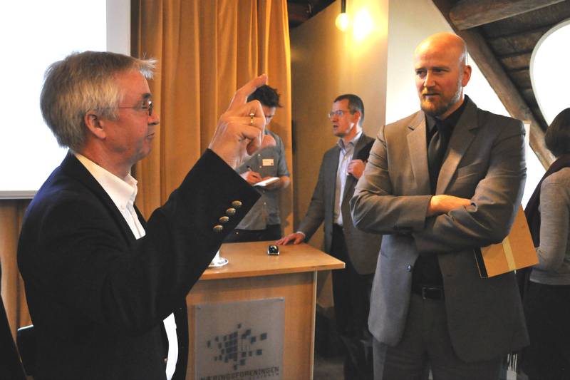 UiS-professor Klaus Mohn (bak), oljeanalytiker i DNB Markets Torbjørn Kjus og Erik Sverre Jenssen i Lundin holdt foredrag under arrangementet «Oljetrykket 2014».