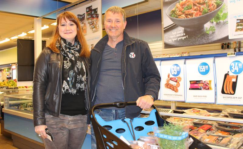 Cathrine Nygård og Per-Ole Solberg gjør påskeinnkjøpene på Rema 1000. For første gang på lenge lar de være å reise til Sverige for å få billigere varer. FOTO: PAUL NORBERG