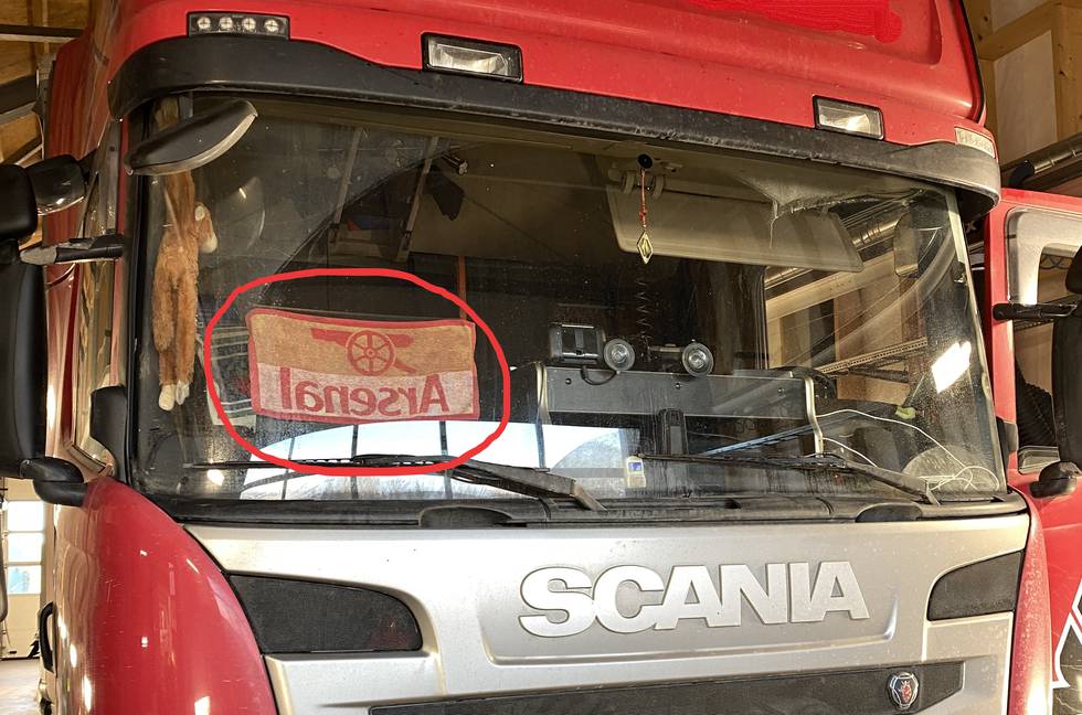 Arsenal-supporter måtte fjerne fotballflagg fra frontruta på vogntoget han kjørte over svenskegrensa.