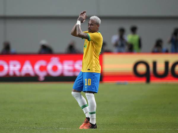 Neymar-dobbel i storseier – nærmer seg Pelé