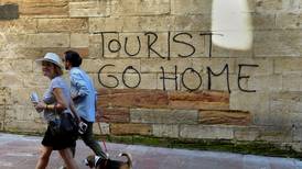 Svarer turister med angrep og bøter
