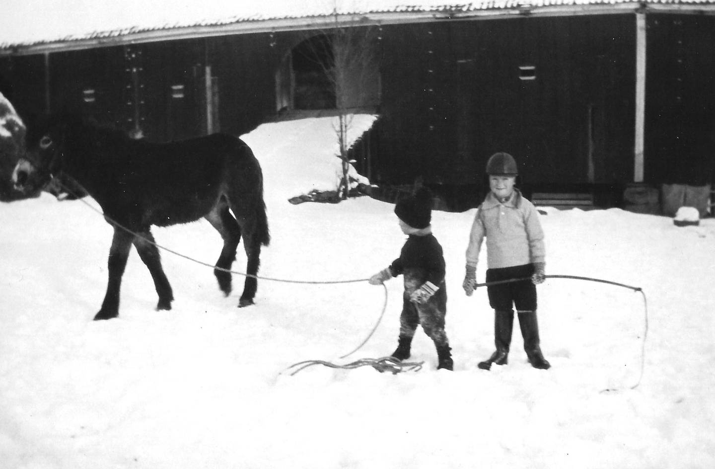 Emil Høie (t.v.) og fetteren Johan leker hjemme på gården i Eidsberg, noen år før krigen brøt ut. FOTO: PRIVAT