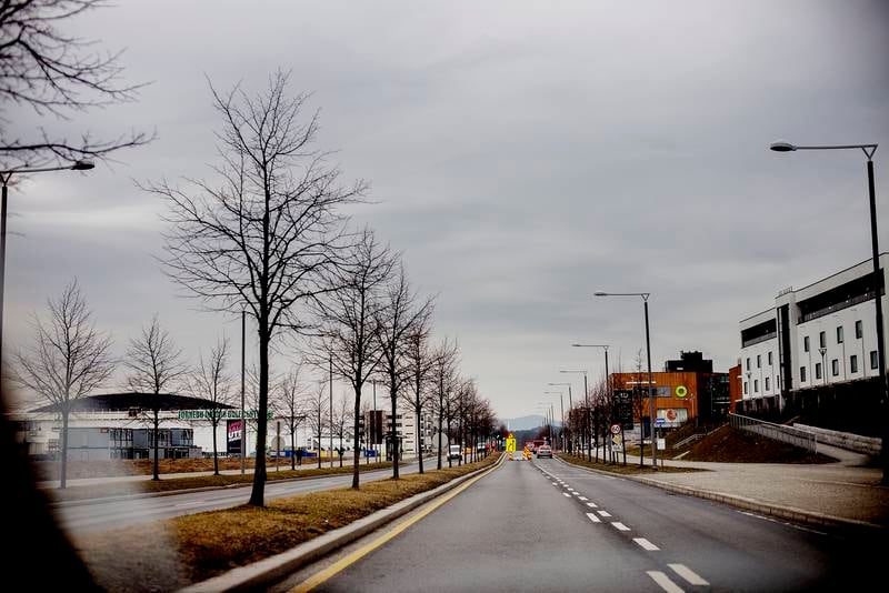 Her, i Snarøyveien, kan det bli hovedgate og bysentrum på Fornebu. FOTO: HILDE UNOSEN