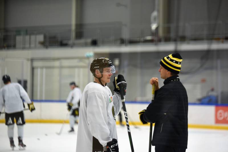 Andreas Klavestad (t.v.) i samtale med assistenttrener Juha Kaunismäki. Foto: Kristoffer Knutsen