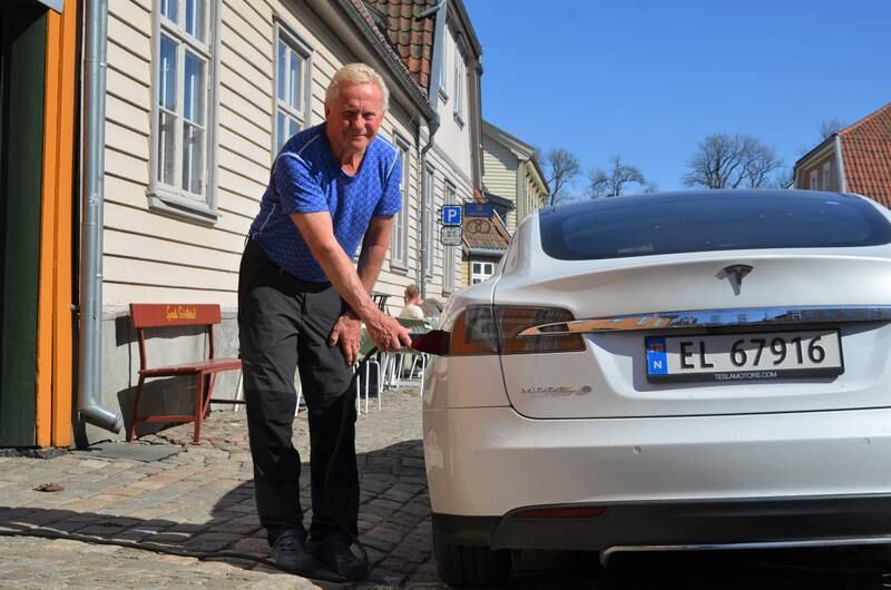 – Flere og flere kjøper elbil. Både for oss fastboende, men også for tilreisende, er det eneste tilbudet med lading nå to stolper på parkeringsplassen ved krysset Gamlebyveien – Torsnesveien, sier Jarle Sundelin i Gamlebyen.