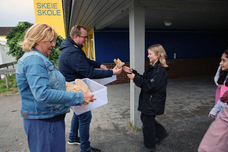 Maria Sofie Nordgren-Hesby får burger. Rektor Kathrine Aasmundsen Erga er klar med flere.