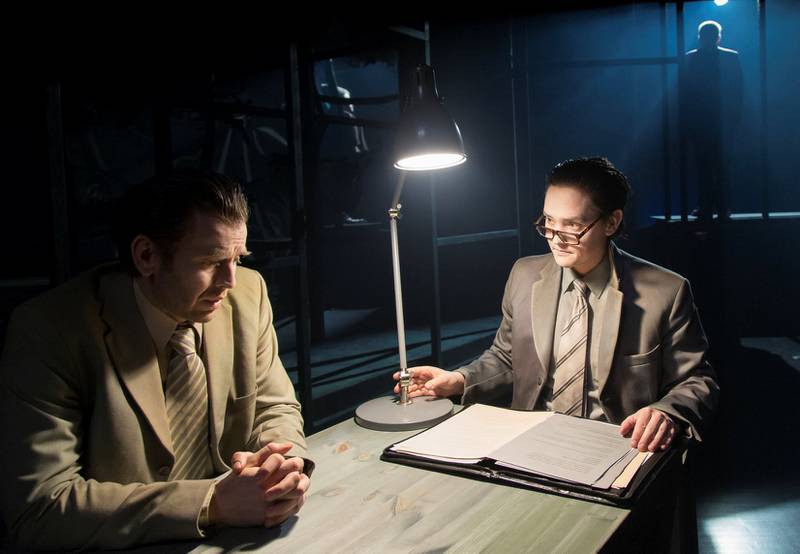 Kyrre Hellum og Frank Kjosås spiller to «inspisenter» som vurderer en selvmordkandidats liv i «Røff I».