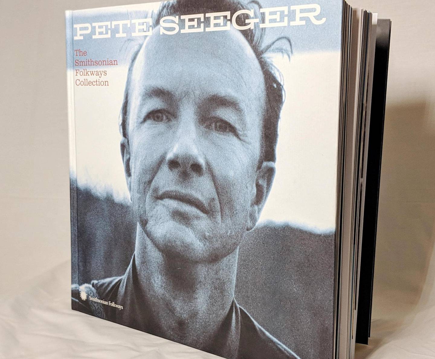 For å markere 100-årsdagen for Pete Seegers fødsel kommer nå praktutgivelsen «The Smithsonian Folkways Collection».