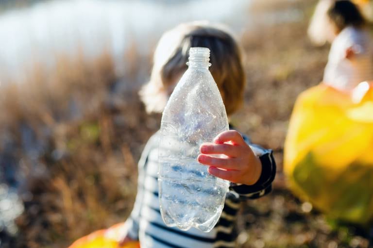 Norske foreldre svarer i undersøkelsen at de bekymrer seg for om barnas helse påvirkes av plast.
