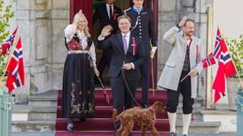 Kronprinsparet og Sverre Magnus hilste barnetoget ved Skaugum