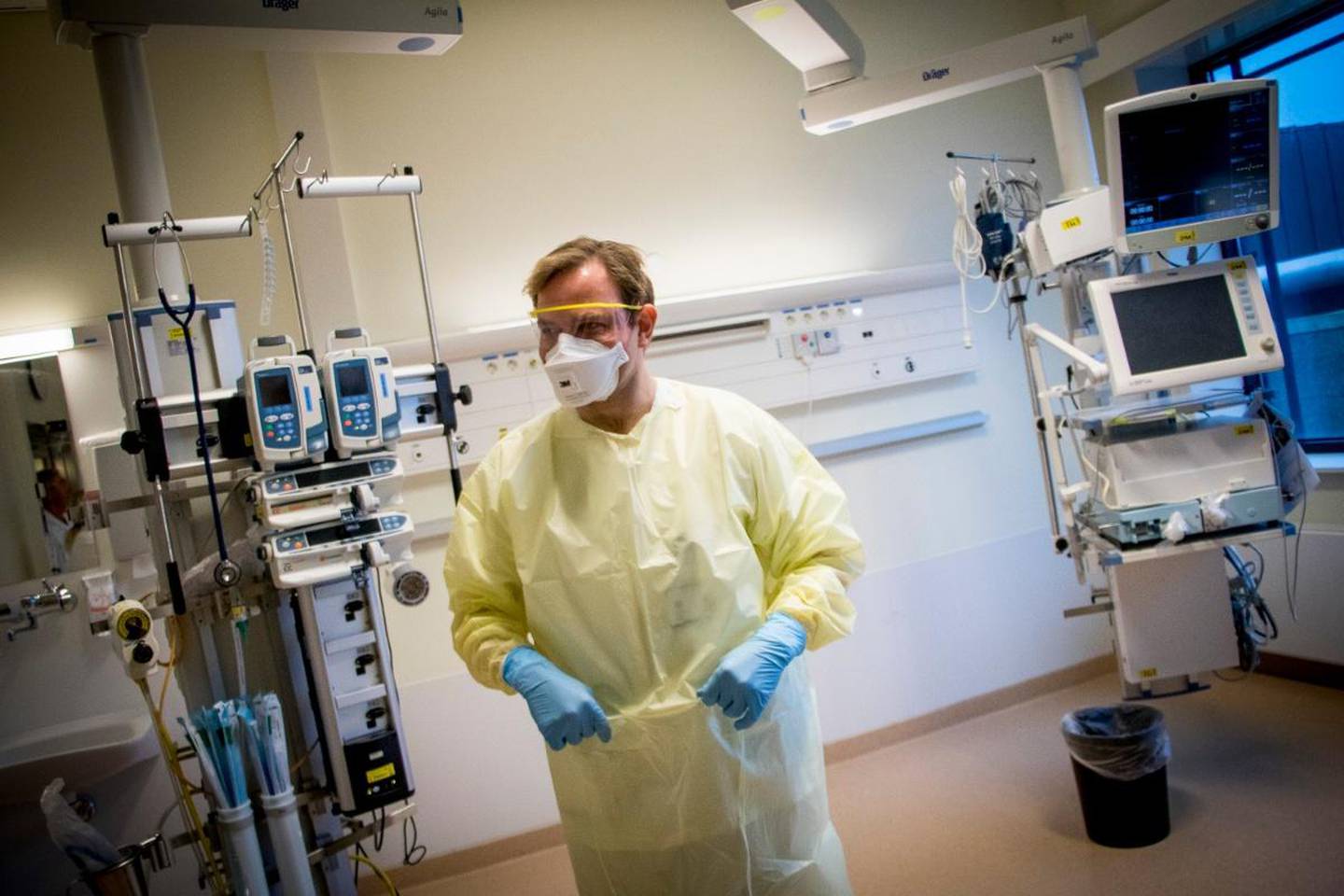 Smittevernoverlege Lars Kåre Kleppe inne på et av isolatene, iført beskyttelsesutstyr som helsepersonell skal bruke ved testing.