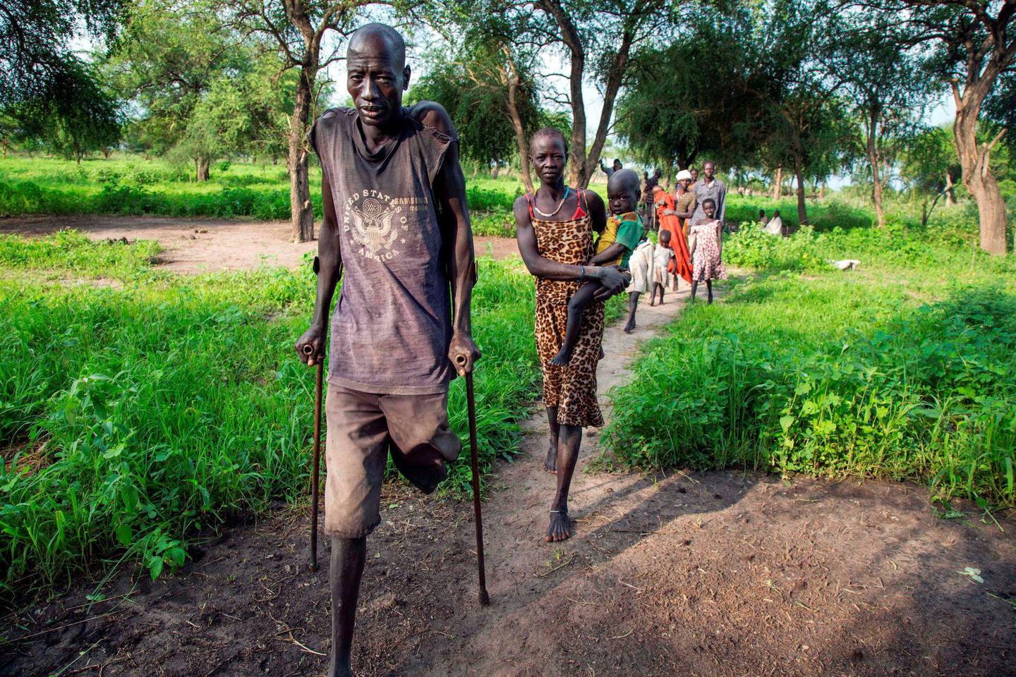 LIDELSER: Utgangspunktet var vanskelig da fattige Sør-Sudan ble en selvstendig stat i 2011. Nå er det enda verre, etter at fem år med borgerkrig har påført sivile enorme lidelser. Her internt fordrevne på flukt i Jonglei i Sør-Sudan i 2017. FOTO: ALBERT GONZALES FARRAN/NTB SCANPIX