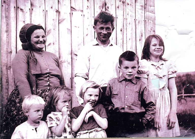 Familien Boine: bakerst står mamma Kirsten og pappa Josef, og foran barna, f.v: Ole, Dagny, Mari, Håkon og Anne Kirsten