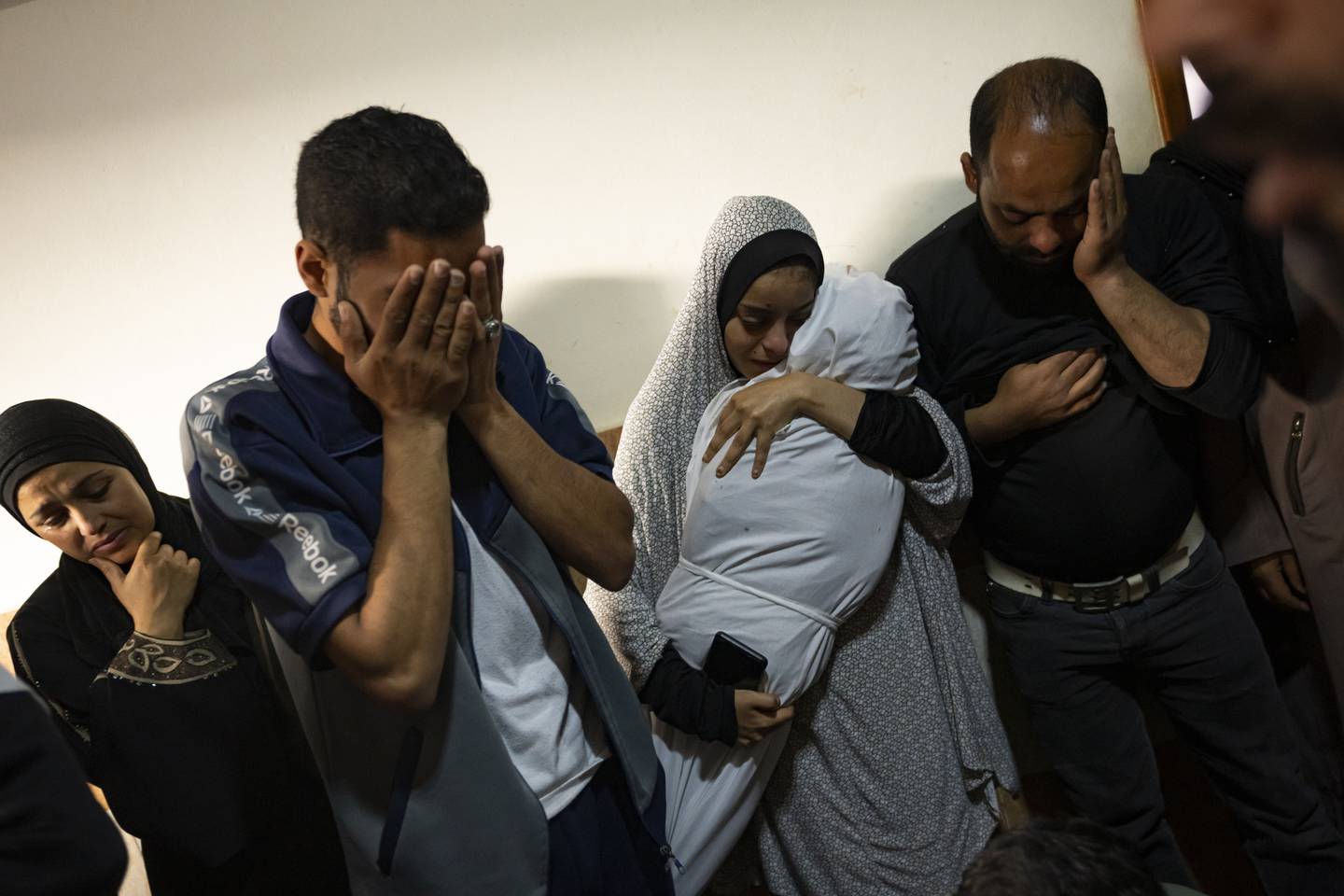 Palestinere sørger over et drept familiemedlem i Rafah. Over 34.000 er drept i israelske angrep mot Gaza det siste halve året, og Den internasjonale straffedomstolen etterforsker nå Israel for krigsforbrytelser.