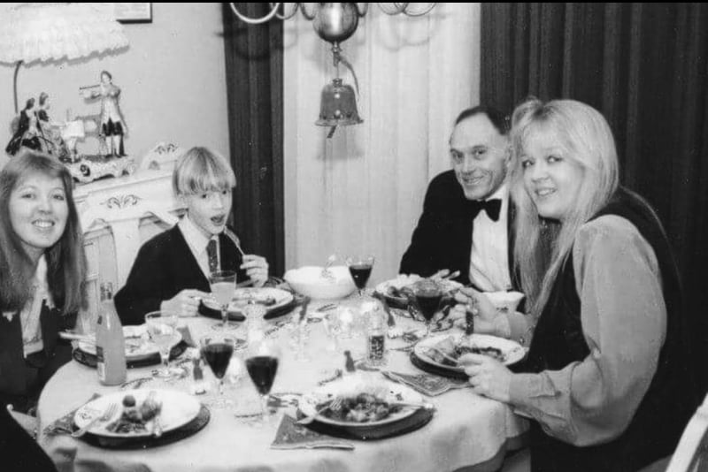 FAMILIEHYGGE: Lillian Hallén (til høyre) med sin far Ulf Thorleif Hallén, søsteren Fonette og Lillians sønn Mats Thorleif i Halléngården julen 1993.