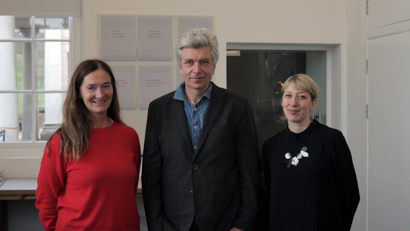 Karl Ove Knausgård med prosjektleder Anne Beate Hovind (t.v) fra stiftelsen Future Library og den skotske kunstneren Katie Paterson.