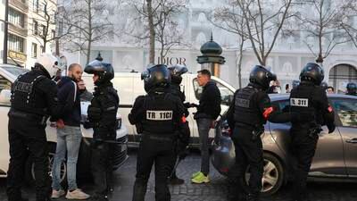 Nesten 100 pågrepet under koronaprotest i Paris
