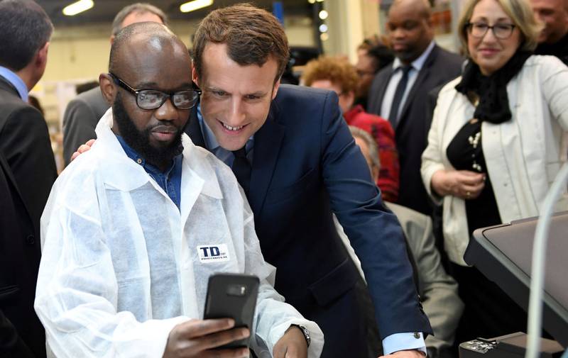 Emmanuel Macron vil gjerne sees på som en folkets mann. Her er han med en tilhenger tidligere i valgkampen.
