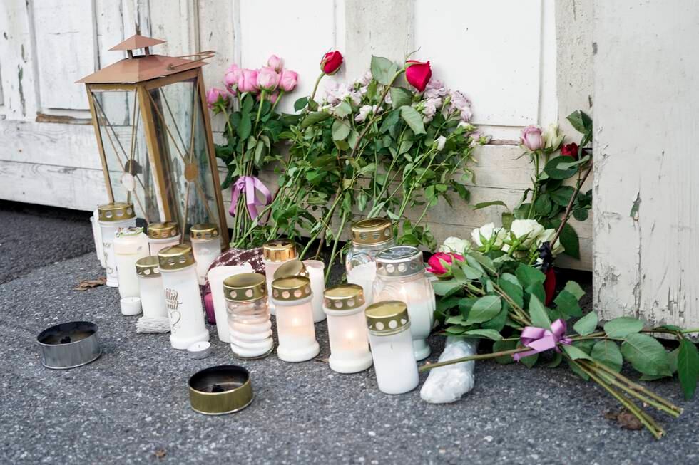 Lokalsamfunnet på Kongsberg er i sorg etter at fem personer ble drept onsdag kveld. Lørdag offentliggjorde politiet navnene på ofrene. Foto: Terje Pedersen / NTB