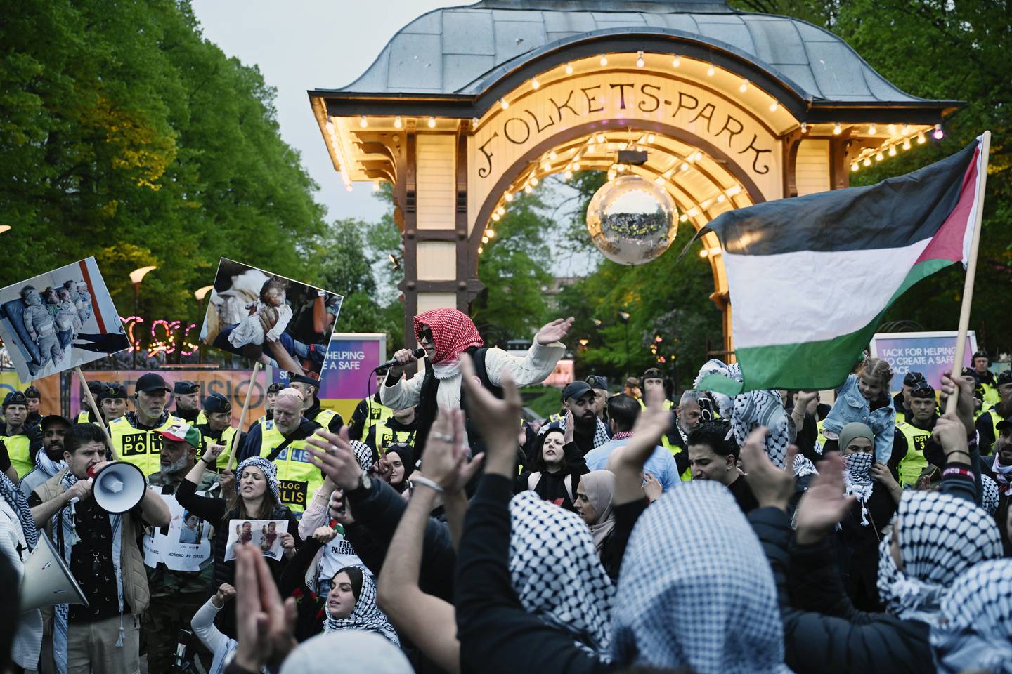 Palestina-demonstranter forsøker å ta seg inn i Eurovision Village, ifølge Aftonbladets reporter på stedet. Foto: Johan Nilsson / TT / AP / NTB