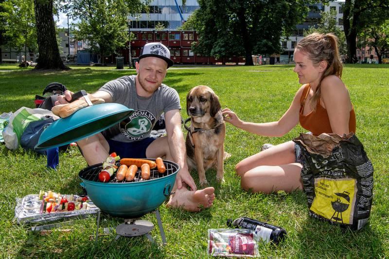 MIXED-GRILL: Lars Folven, hunden Lokum og Miriam Abrahamsen griller både kjøtt- og vegetarpølse.