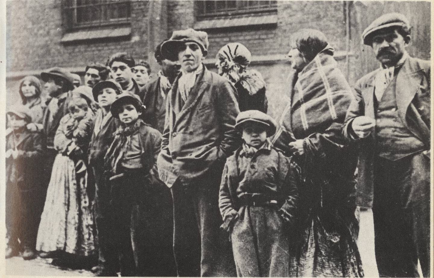68 norske romer ble nektet innreise til Norge i 1934. Bildet viser gruppen før de ble uttransportert fra Padborg i Danmark til Tyskland, hvor de ble internert i naziregimets første rene «sigøynerleir». Josef Karoli til høyre var blant de mange som senere ble drept i Auschwitz-Birkenau.
