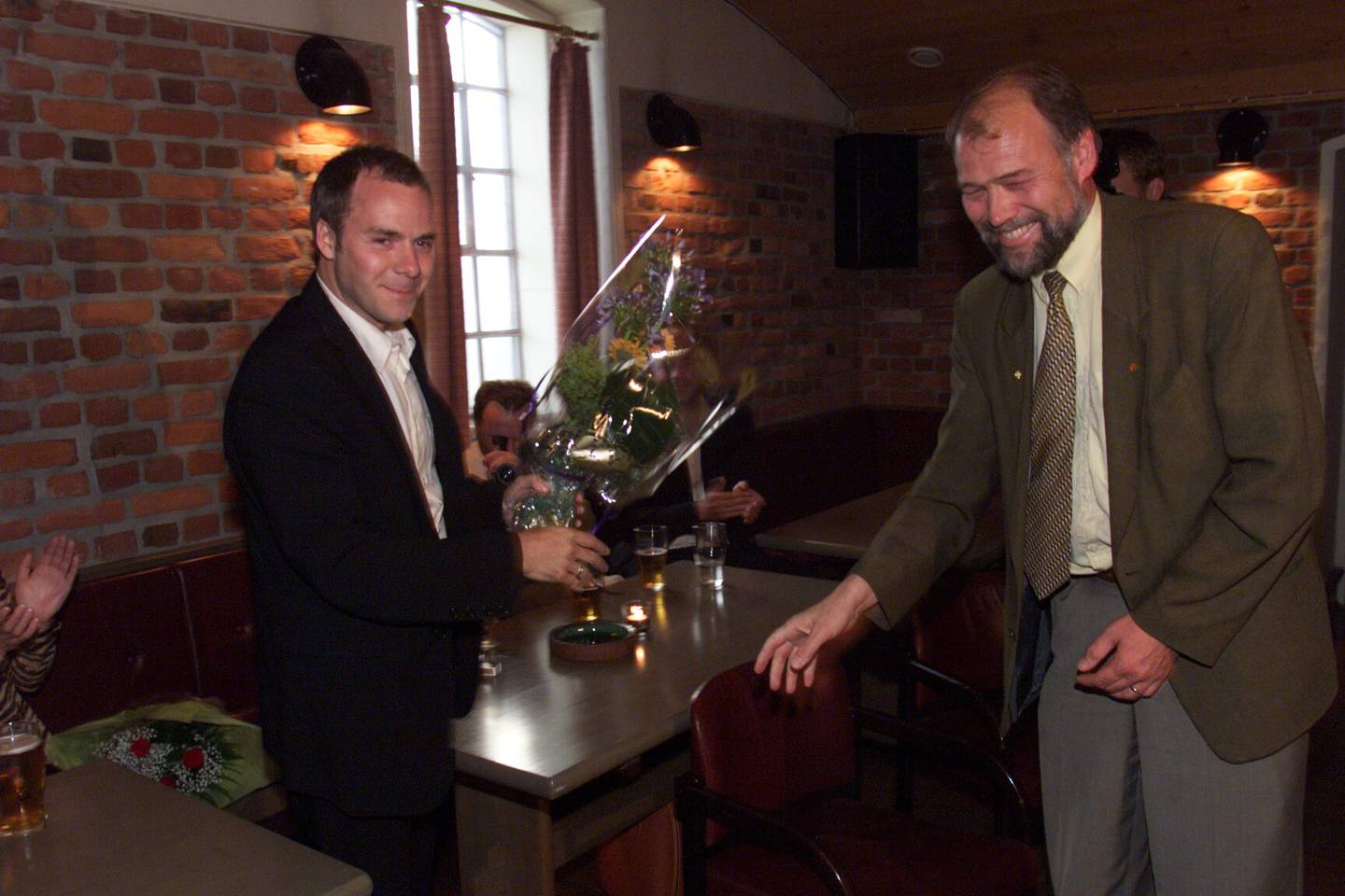 Daværende Fredrikstad-ordfører Svein Roald Hansen gratulerer Harald Zwart med Plankebærerprisen 1998
