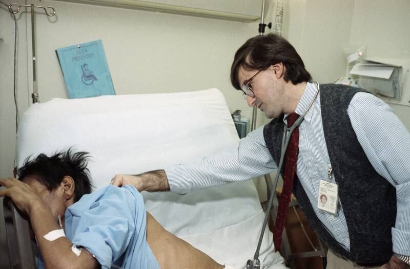 En lege undersøker en aids-pasient i 1991.  I årene som fulgte, gjorde stadig bedre medisiner hiv og aids mindre farlige. Men i 1991, var diagnosen en sikker dødsdom.