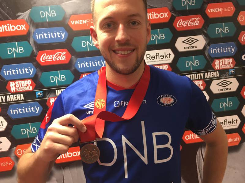 Jonatan Tollås Nation med sin første seriemedalje i karrieren.