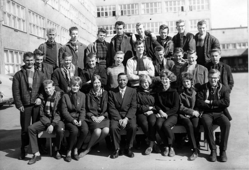 KLASSEBILDE: Nummer tre fra venstre i midterste rekker meg. Sinsen høyere skole 1961.