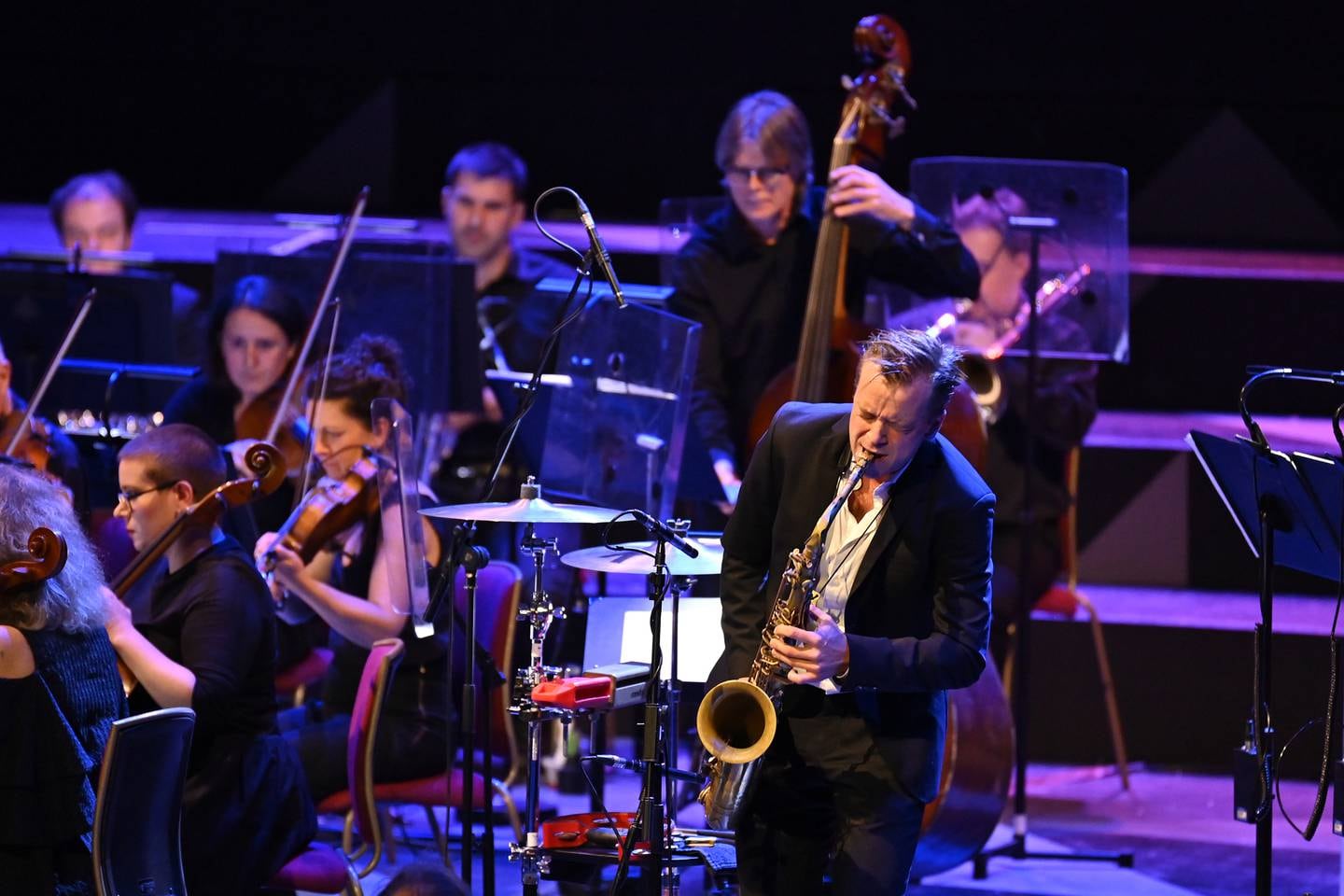 Marius Neset med London Sinfonietta i Royal Albert Hall.