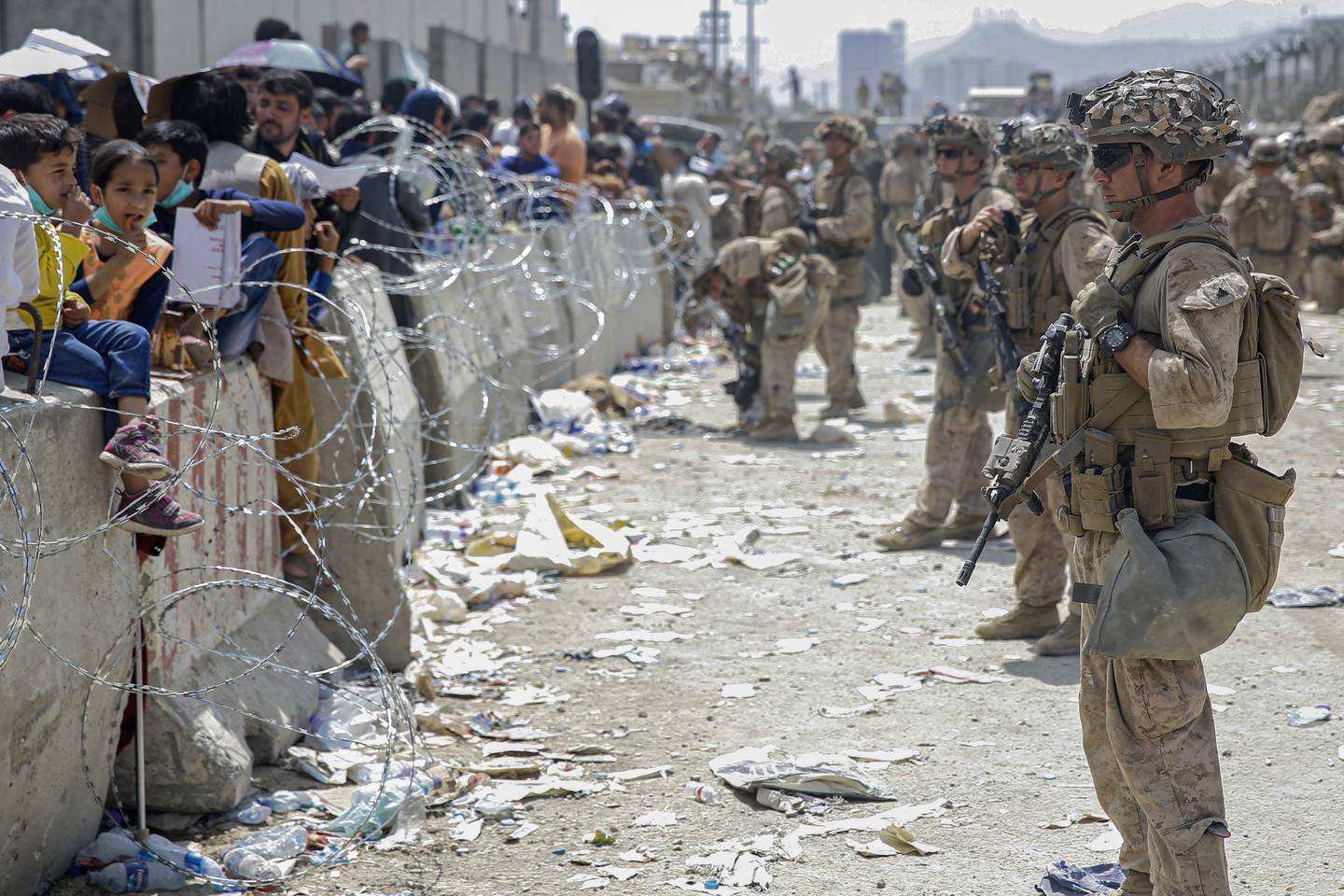 Amerikanske soldater holder vakt ved et gjerde ved Kabuls internasjonale flyplass.