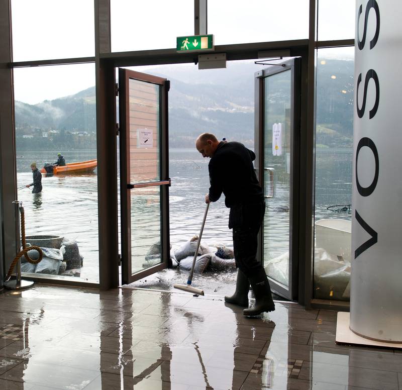 Fra oversvømmelsene på Voss oktober 2014. Her slår vannet inn over gulvet på Park Hotel. FOTO: MARIT HOMMEDAL/NTB SCANPIX