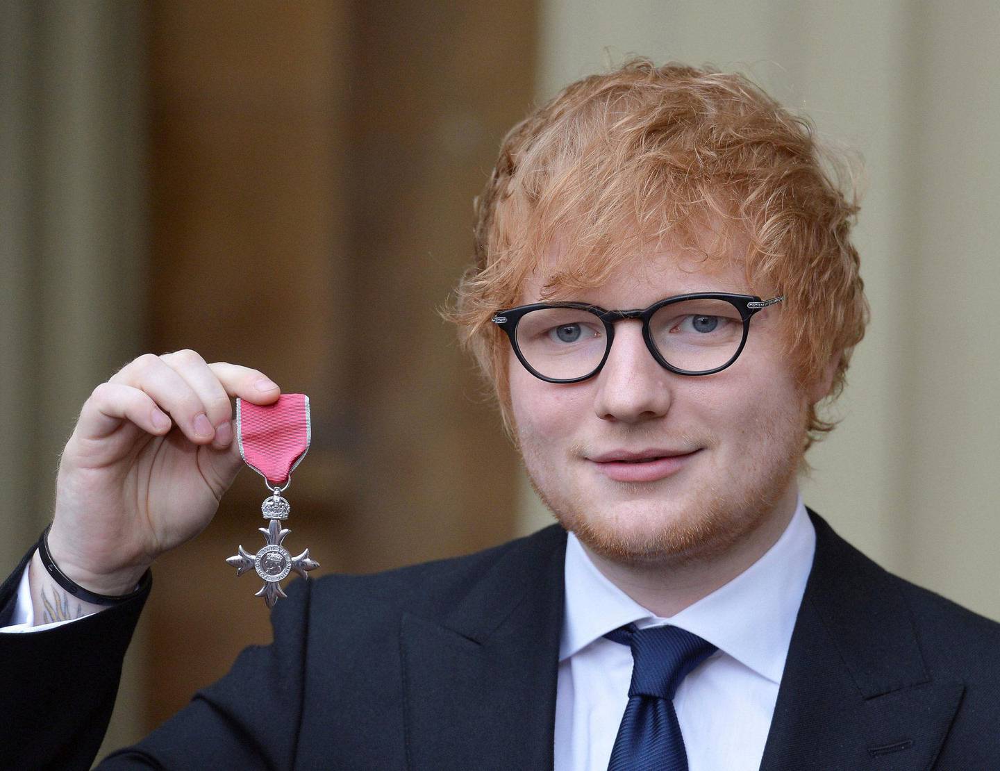 Ed Sheeran etter at han ble utnevnt til Member of The British Empire av Prince Charles på Buckingham Palace i 2017. FOTO: JOHN STILLWELL/AP/NTB SCANPIX