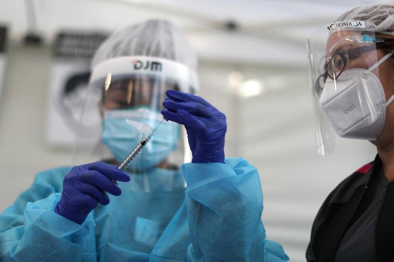 Healthcare workers prepare Pfizer coronavirus disease (COVID-19) vaccinations in Los Angeles, California, U.S., January 7, 2021. REUTERS/Lucy Nicholson