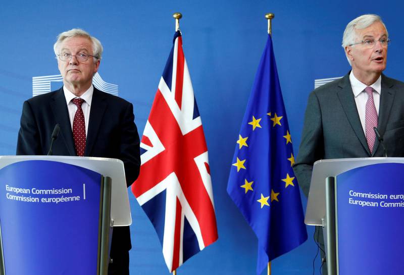 Forhandlingene mellom Storbritannig og EU handler foreløpig om atskillelsen, men tilknytningen videre er en stor debatt i Storbritannia. Her David Davis, som leder det britiske forhandlingsteamet, og Michel Barnier, som er EUs forhandlingssjef, under forhandlingene i Brussel denne uka.