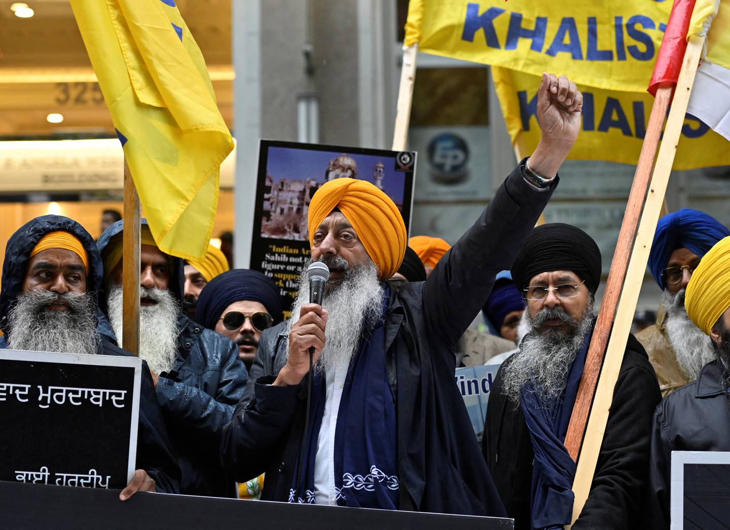 Demonstranter tok til gatene utenfor Indias ambassade og to konsulater i Canada mandag.