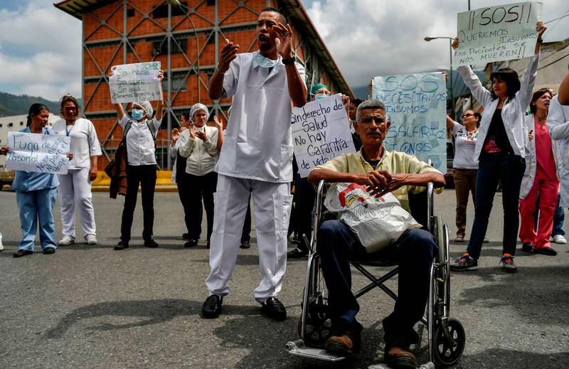 Det er daglige protester mot Maduros regjering i Caracas. Her demonstrerer helsearbeidere mot den alvorlige mangelen på medisiner og alt annet utstyr. Folk dør av helt vanlige sykdommer på grunn av varemangelen. 