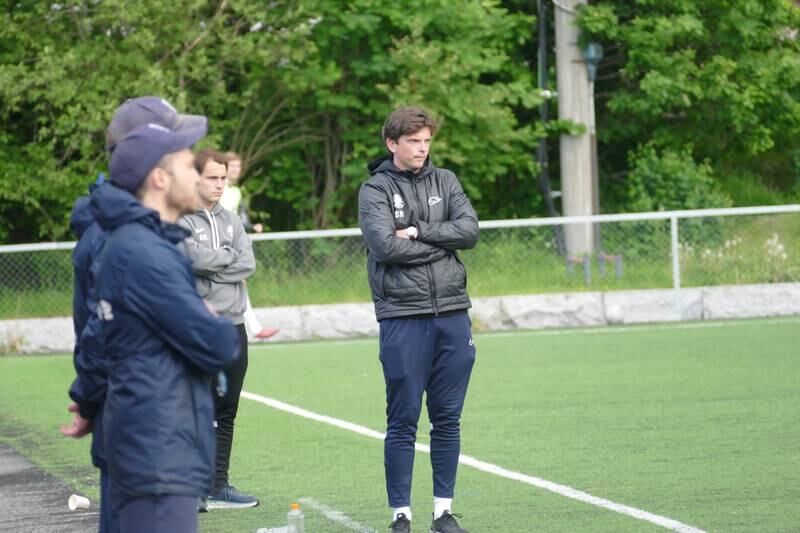 Lokomotiv-trener Stian Børven følger med.