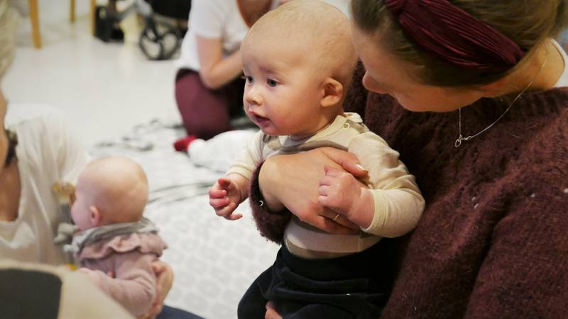 Blant rullatorer og pleiere, finner Håkon et menneske han vil kommunisere med. – Kontakten mellom beboerne og babyene er helt spesiell, sier sykepleier Inger Synnøve Brännvall.
