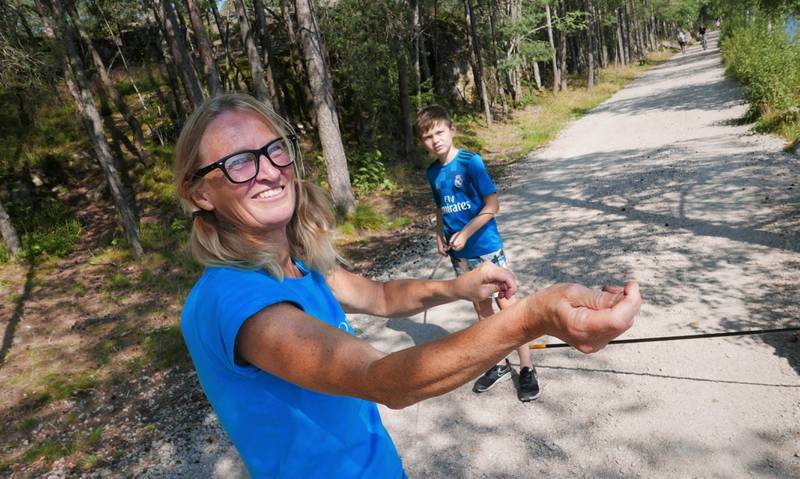 Naturveileder Anne Lise Bekken i Oslofjordens Friluftsråd har tatt med seg en gruppe barn på friluftsskole for å fiske.