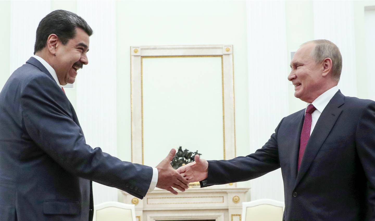 Venezuelas president Nicolas Maduro og Russlands president Vladimir Putin håndhilser i Moskva i 2019.