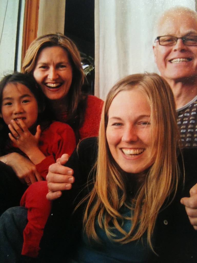 Familien Gran Reiertsen fotografert med selvutløser i 2010. I dag er Sara Lu 23 år og Åse 42. Ola hadde Åse fra før da han og Sissel møttes. 
– ​Men det skiller jeg ikke på, jeg har to døtre