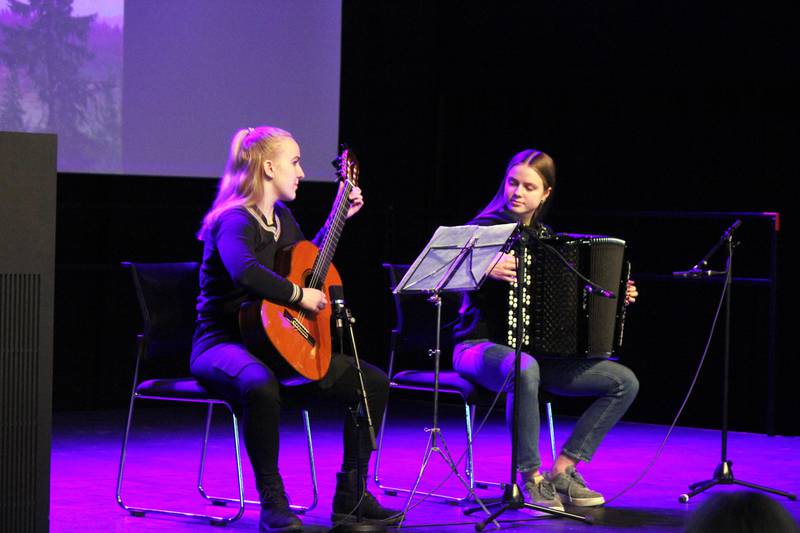 Anna Ouff Grøthe & Rebekka Plagge Rist-Larsen fra musikklinjen på St Hallvard videregående sto for musikalsk innslag.