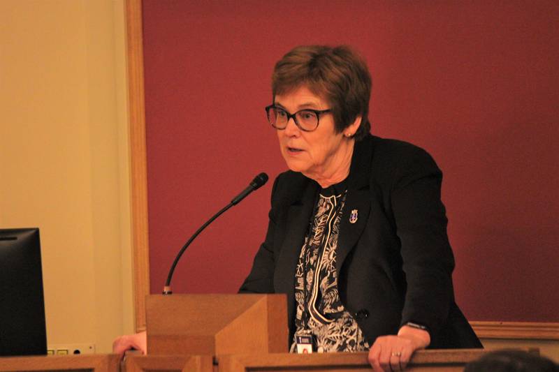 Rådmann Elisabeth Enger måtte på talerstolen for å klargjøre fakta underveis i havnedebatten.