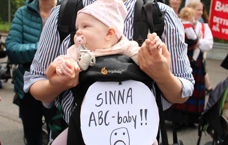 MOT NEDLEGGELSE: Lille Hennie (fem måneder) er født på ABC-klinikken, og verken hun eller mamma Caroline Hitland liker at tilbudet nedlegges. FOTO: TOM VESTRENG